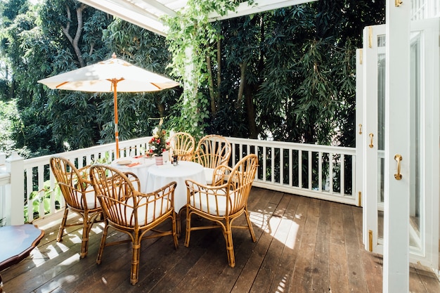 Foto gratuita tavolo da pranzo vintage e casa d'epoca