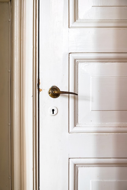 Бесплатное фото Винтажная дверь со старинной дверной ручкой