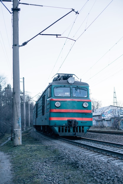 Фронт старинного быстрого поезда на железной дороге