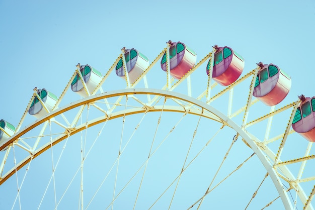 Foto gratuita vintage ferris wheel nel parco