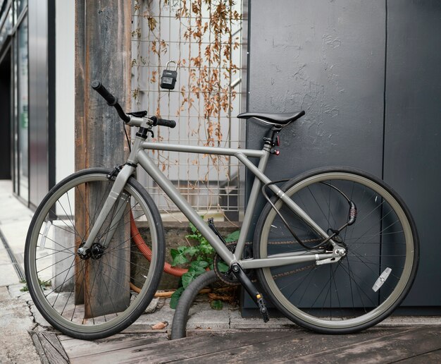 黒のディテールが施されたヴィンテージグレーの自転車