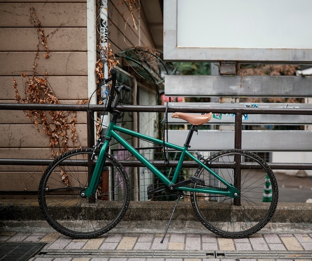 無料写真 黒のディテールが施されたヴィンテージグリーンの自転車