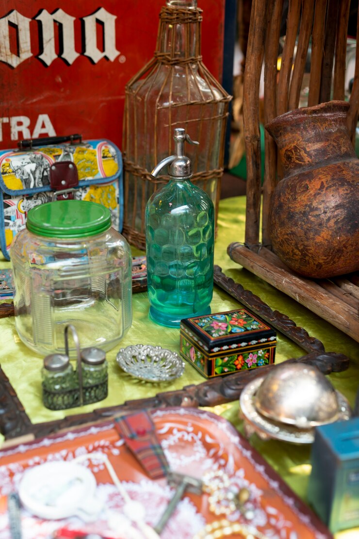 मुफ़्त फोटो vintage items at second hand market high angle