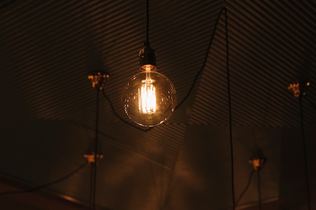 천장에 빈티지 램프