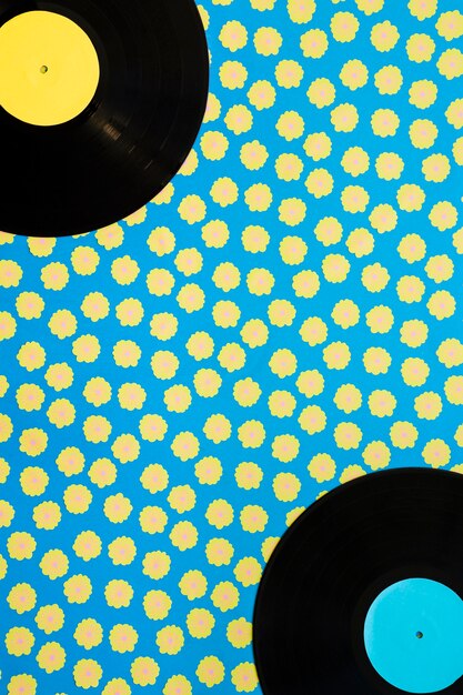 点在した背景にビニールを持つヴィンテージ音楽のコンセプト