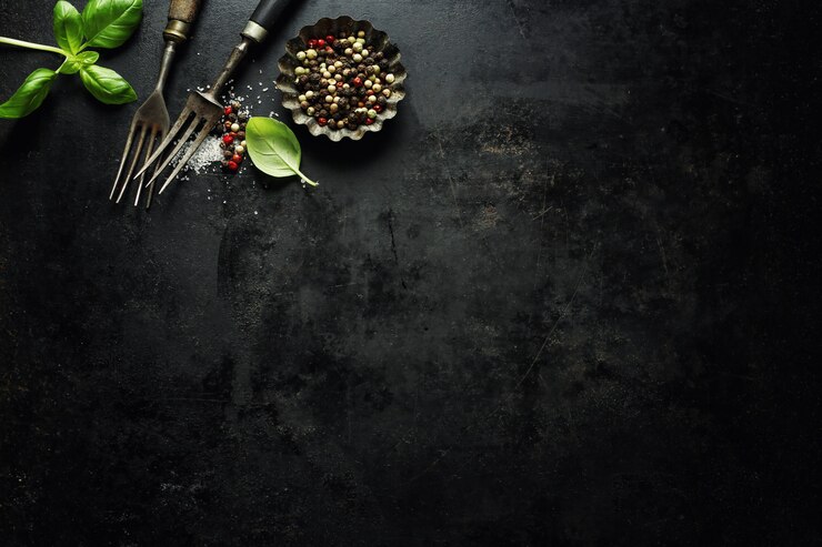 Free Photo vintage old rustic cutlery on dark 