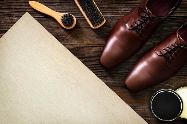 Foto gratuita strumenti per lucidare scarpe da tavolo vintage in carta nei lavori e nel concetto di carriera