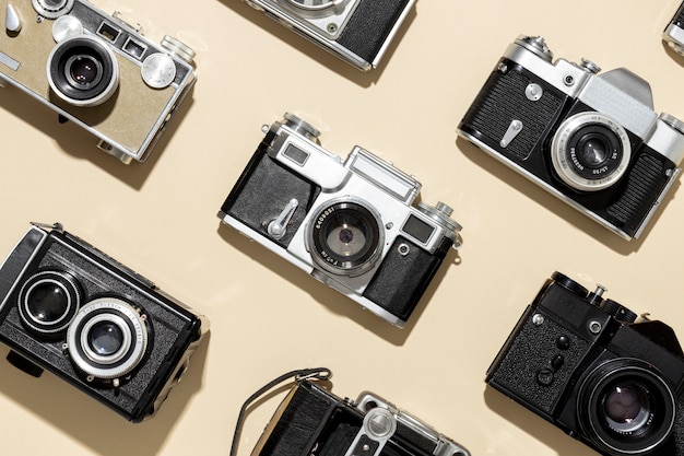 Foto gratuita disposizione di macchine fotografiche vintage