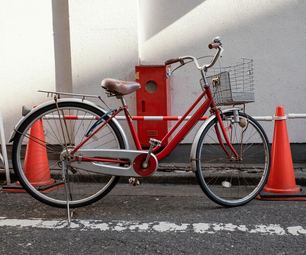Старинный красный маленький велосипед