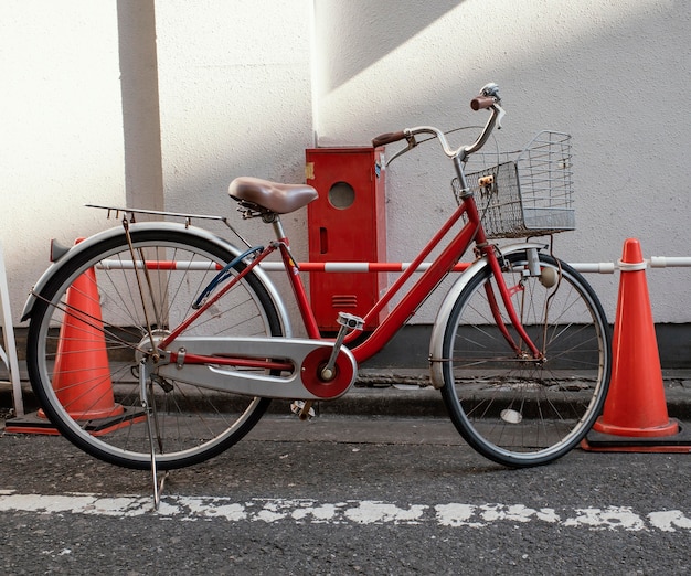 ヴィンテージの赤い小さな自転車