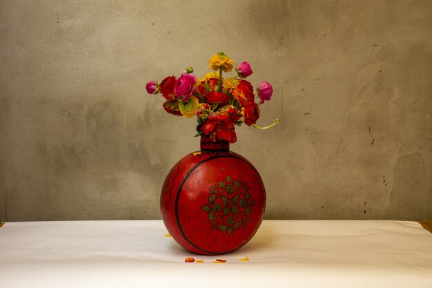 vintage-red-vase-with-red-orange-peonies-front-old-wall_181624-13939.jpg (626×417)