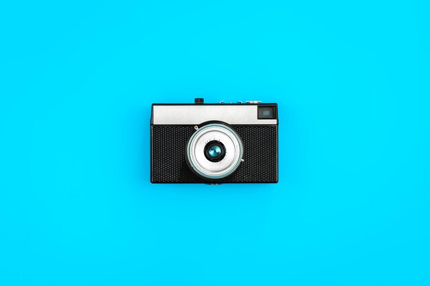 Винтажная ретро-камера на синем фоне плоской планировки