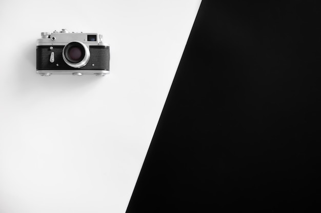 黒​と​白​の​背景​フラット​レイ​の​ビンテージレトロカメラ