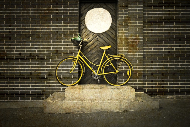 Урожай ретро старый желтый велосипед на улице.
