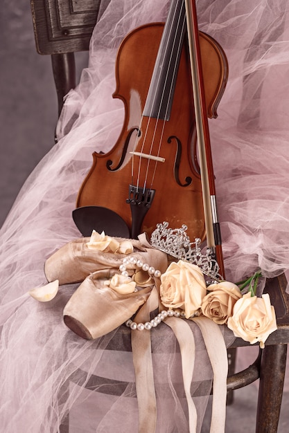 Бесплатное фото Винтажный натюрморт с розами и балетными туфлями