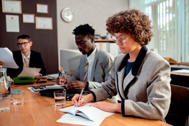 Persone in stile vintage che lavorano in un ufficio con i computer