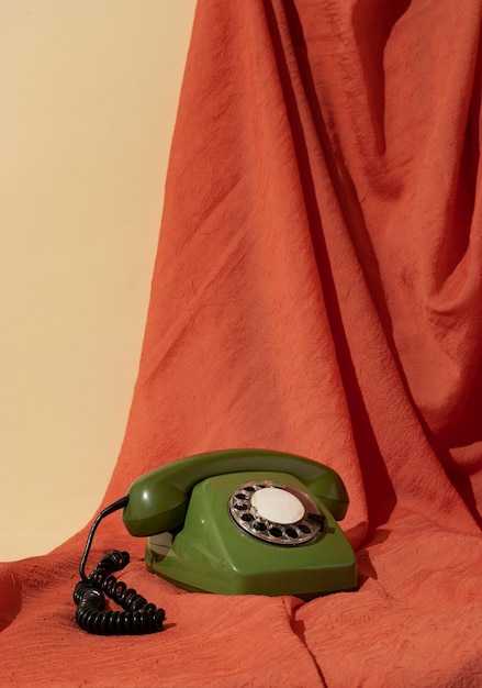 Free photo vintage telephone at thrift shop