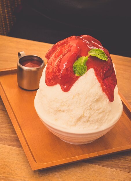 빈티지 톤-아이스 딸기 빙수, 한국의 유명한 아이스크림.