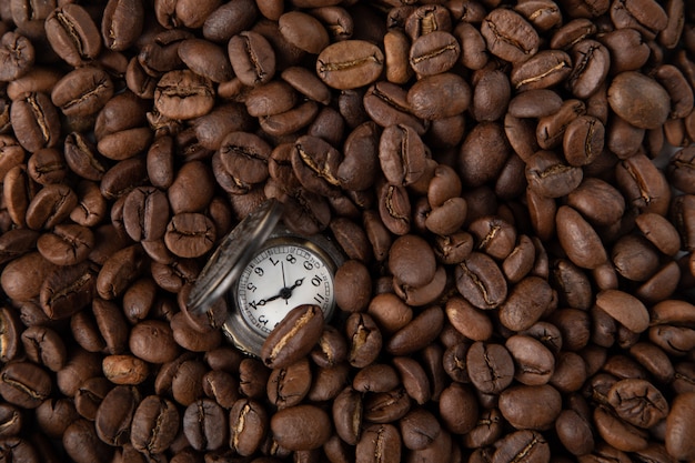 커피와 함께 빈티지 시계
