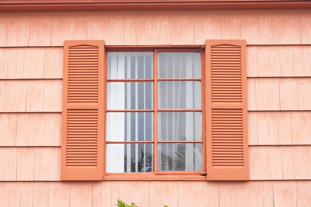 オレンジ色のトーンウォールのヴィンテージの窓