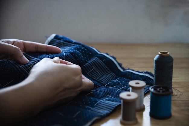 木製のテーブル - 人と手作りdiy家事コンセプトに刺繍入り手でビンテージ女性縫製布