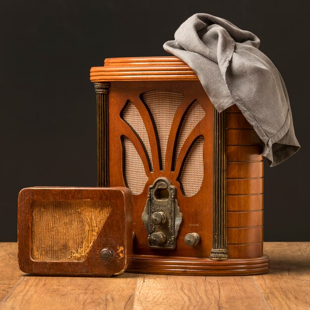 ヴィンテージの木製ラジオと布