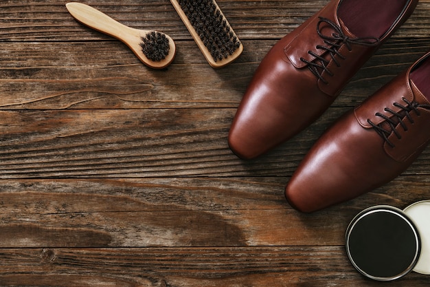 Strumenti vintage per lucidare scarpe da tavolo in legno nei lavori e nel concetto di carriera