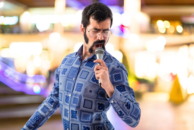 Free photo vintage young man singing with microphone