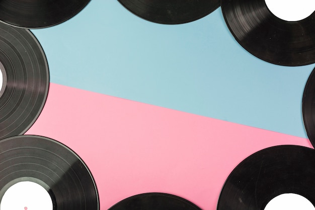 Record di dischi in vinile su doppio sfondo blu e rosa