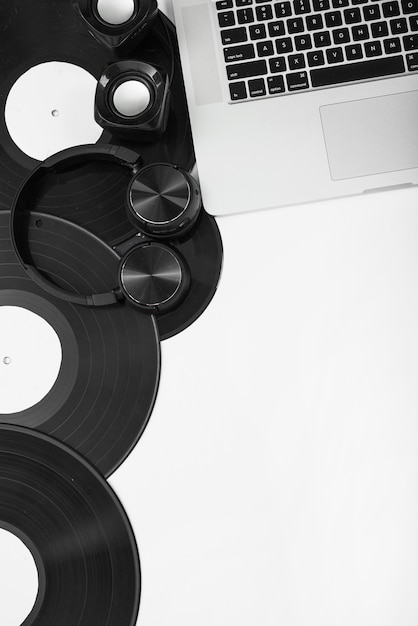 비닐 레코드; 흰색 배경에 노트북과 헤드폰 및 무선 스피커