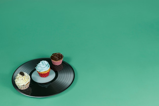 Free photo vinyl with three delicious cupcakes