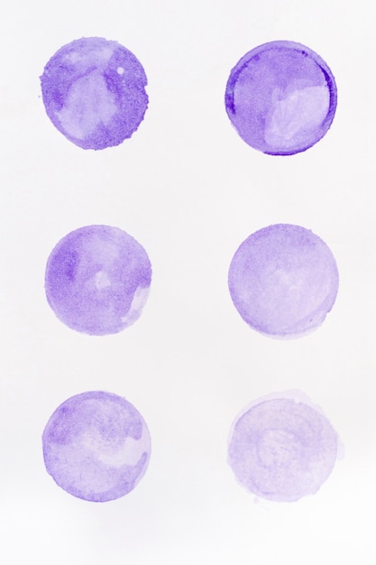 Фиолетовые точки акварели на белых обоях