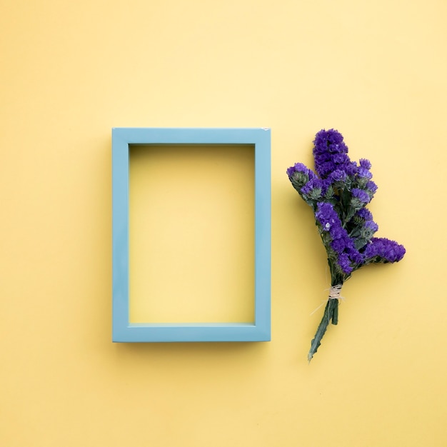 Free photo violet flowers near frame