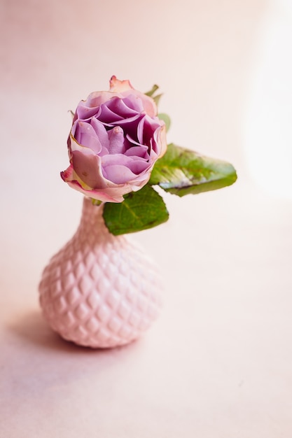 Фиолетовые гортензии помещают в небольшую фарфоровую вазу