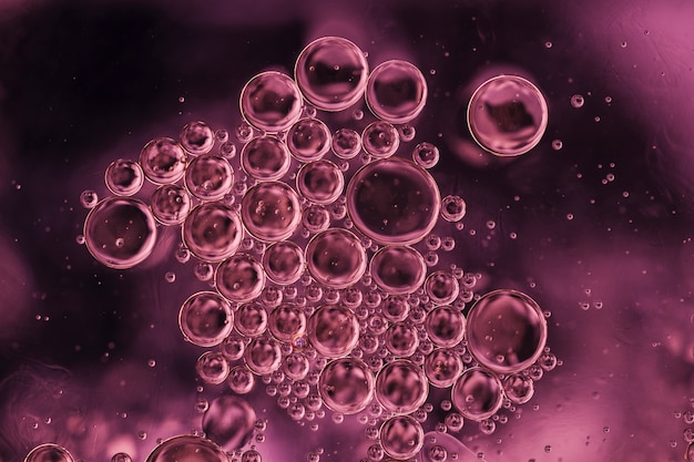 Фиолетовые прозрачные пузырьки с расфокусированной поверхностью