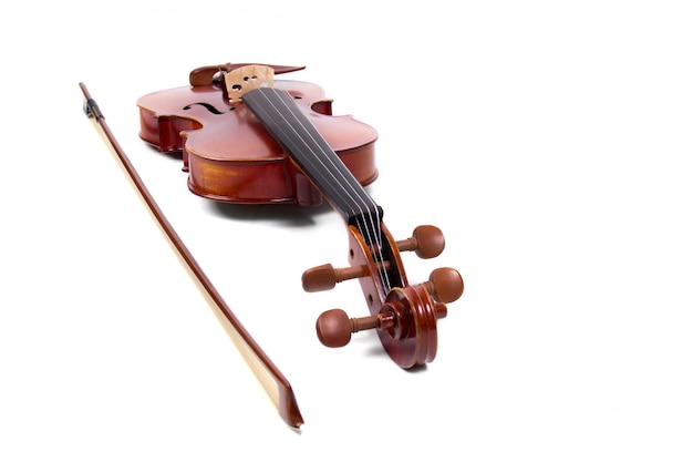 バイオリンと白い背景の上の弓