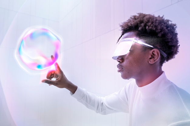 Foto gratuita cerchio tecnologico di assistente virtuale con uomo di colore che utilizza remix digitale con schermo trasparente