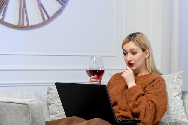 Виртуальная любовь, симпатичная молодая блондинка в уютном свитере на компьютерном дистанционном свидании, разговаривающая