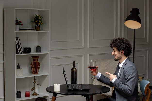 距離コンピューターの日付でワインを飲むワインとスーツの仮想愛ハンサムかわいい男