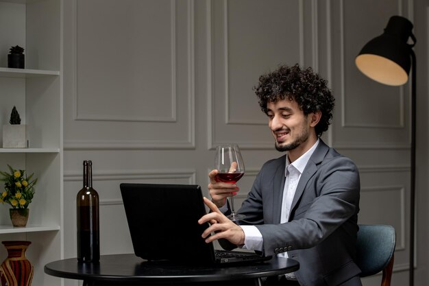 Виртуальная любовь красивый симпатичный парень в костюме с вином на компьютерном свидании на расстоянии с бокалом красного вина