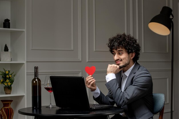 仮想愛ハンサムかわいい男は、距離のコンピューターの日付の話の思考でワインとスーツを着て