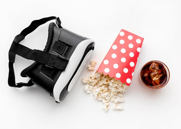 Гарнитура виртуальной реальности и попкорн