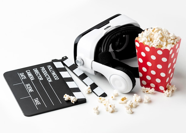 Free photo virtual reality headset and popcorn