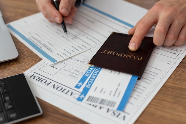 Foto gratuita composizione della domanda di visto con passaporto