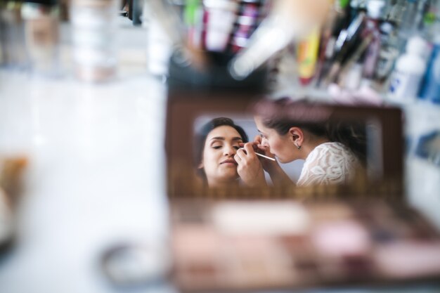 Visagiste applying makeup