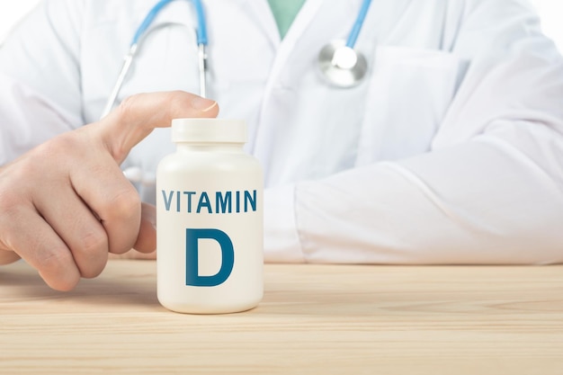 Витамин d и добавки для здоровья человека. врач рекомендует принимать витамин d. врач рассказывает о пользе витамина d. необходимые витамины и минералы для человека. концепция здоровья витамина d.