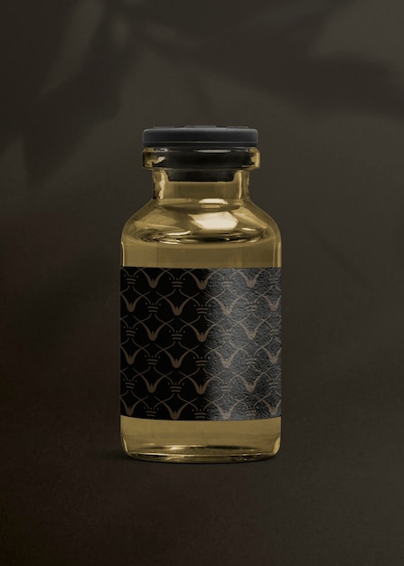 Бесплатное фото Стеклянная бутылка для инъекций витамина с роскошной черной этикеткой для упаковки продуктов для здоровья и хорошего самочувствия