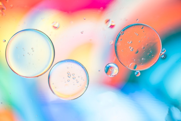 Яркие разноцветные пузыри в абстракции