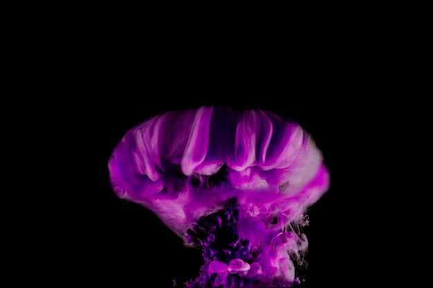 Яркое падение фиолетового красителя