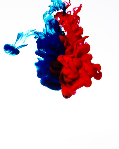 생생한 빨간색과 파란색 잉크 구름